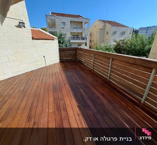 דק עץ עם מעקה מתכת ועץ במרפסת